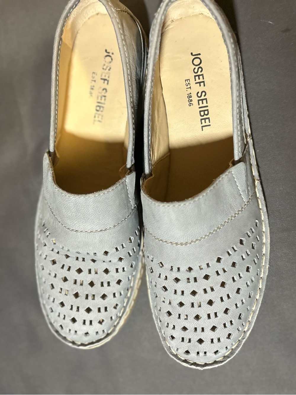 Josef Seibel Women's Sofie 37 perforated leather loafers Slip-On